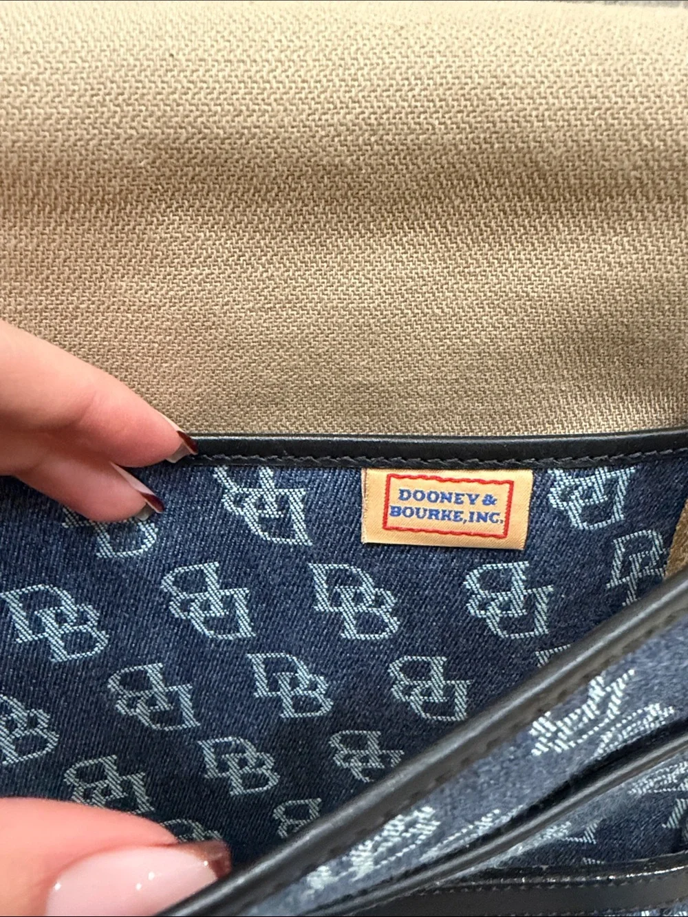 Dooney & Bourke classic dooney
